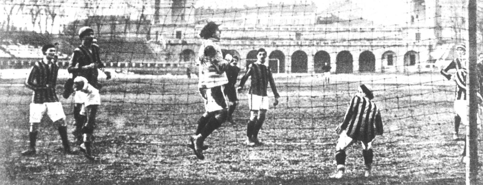 Milano, Arena Civica .Lo scatto immortala uno dei primi derby del Milan con la neonata Inter (fondata nel 1908).